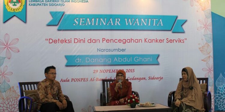Dra. Ana Eko Prapti Jonathan di Seminar Wanita LDII "Deteksi Dini dan Pencegahan Kanker Serviks," 29 November 2015. Dok: LDII Sidoarjo.