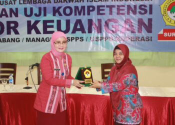 Dinas Koperasi Jawa Timur Kabid Fasilitas Pembiayaan dan Simpan Pinjam, Bagas Yulistyati Setiawan (kiri), menerima cinderamata di acara Pelatihan dan Ujian Sertifikasi Manager/Kepala Cabang Koperasi Syariah.