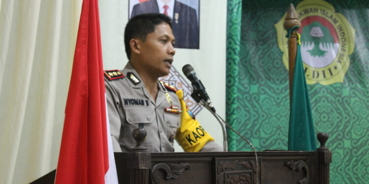 Kapolresta Mojokerto AKBP Nyoman Budiarja, S.I.K mengajak warga Lembaga Dakwah Islam Indonesia (LDII) agar netral aktif dan tidak mudah terpengaruh oleh bidang politik yang tidak diinginkan, 28 November 2015. Dok: Lines Jatim.
