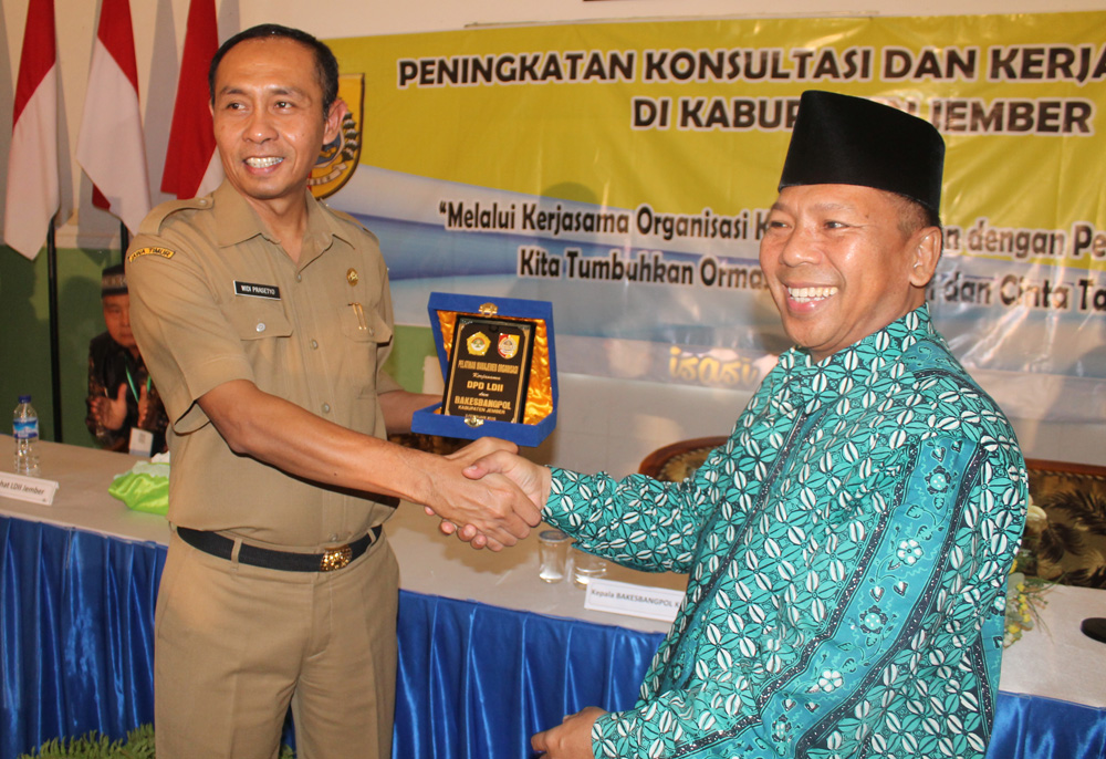 penyerahan cinderamata ldii-bakesbangpol
