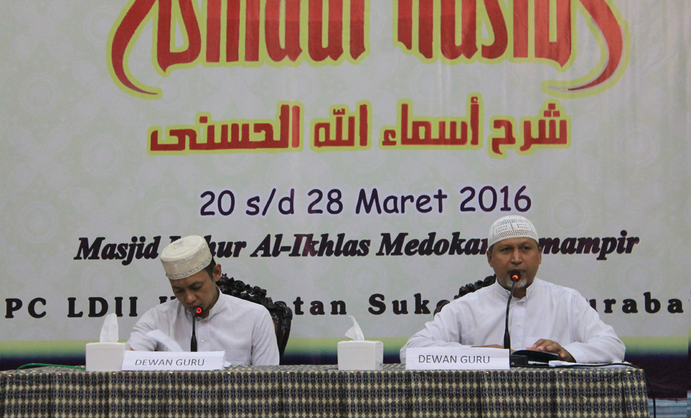 PC LDII Kecamatan Sukolilo menggelar khataman Kitab Syarah Asmaul Husna di Masjid Luhur Al-Ikhlas, Surabaya, Senin (28/3).