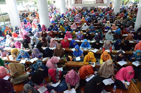 Antusias peserta Asrama Syarah Asmaul Husna yang digelar di Ponpes Wali Barokah, Kediri.