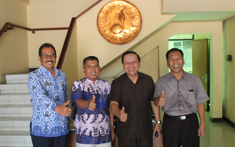 Kiri-kanan: Wakil Ketua Bidang Pembinaan Anggota Dewasa Kwarda Jawa Timur Bambang S.W., Biro Kepanduan dan Olah Raga DPW LDII Jawa Timur Triot Kartiko, Wakil Ketua Kwarda Jawa Timur AR. Purmadi, Ketua DPW LDII Jawa Timur Amien Adhy.