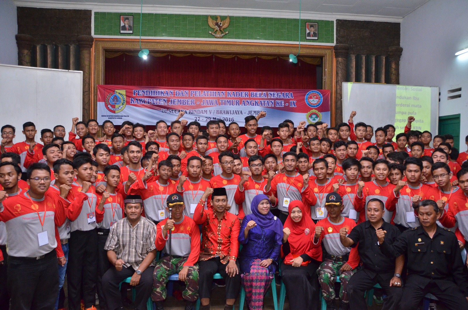 Menteri Sosial Republik Indonesia, Dr. Hj. Khofifah Indarparawansa berikan pembekalan kader bela negara LDII di Jember, Sabtu (28/5) malam.