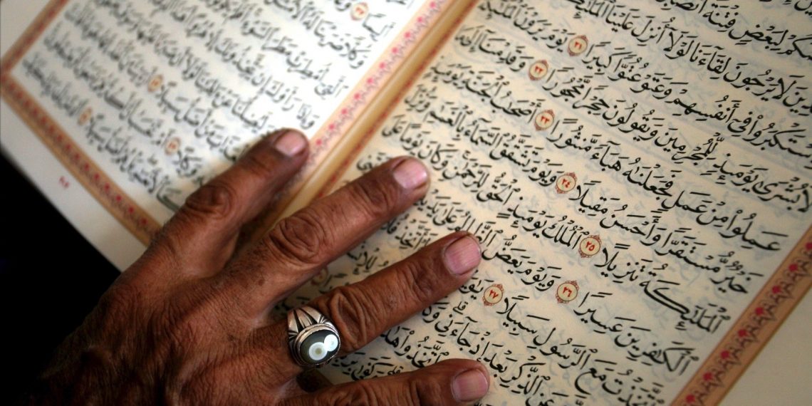 Foto ilustrasi membaca Alquran di bulan ramadhan. Dok: dailysabah