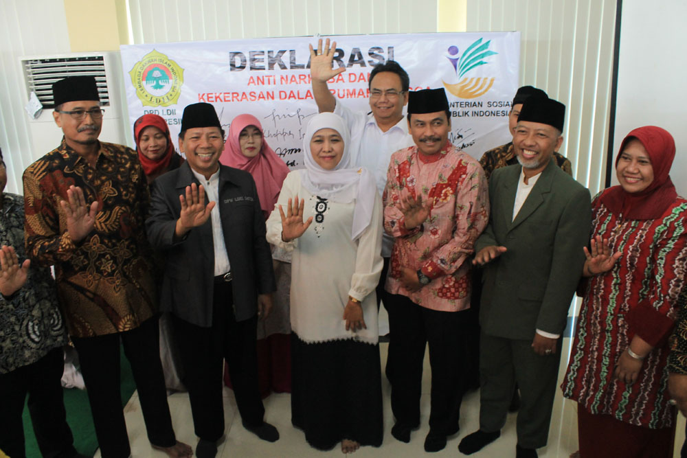 Menteri Sosial RI Dra. Hj. Khofifah Indar Parawansa dan LDII Kabupaten Gresik mendeklarasikan anti narkoba dan kekerasan dalam rumah tangga saat pengajian umum ibu dan remaja putri LDII se-Kabupaten Gresik yang diselenggarakan di Aula Kantor DPD LDII Kabupaten Gresik, Sabtu (25/6).