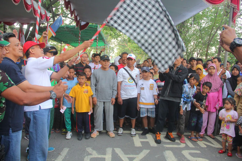 Camat Kenjeran Drs. I Gede Yudhi Kartika melepas peserta jalan sehat HUT ke-71 Kemerdekaan RI.
