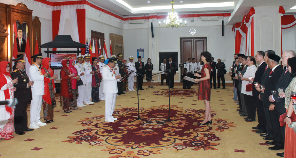 Gubernur Jawa Timur Soekarwo menerima ucapan selamat HUT Ke-71 Kemerdekaan RI dari negara sahabat.