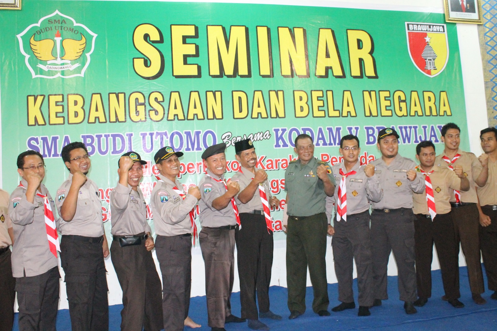 abandya Bakti TNI Staf Teritorial Daerah Militer (Sterdam) V/Brawijaya, Letkol Inf Drs. Didi Suryadi, MAP dan guru SMA Budi Utomo.