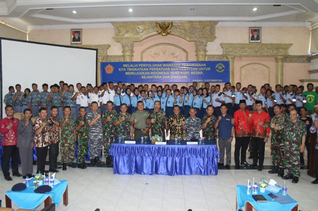 Foto bersama: Peserta wawasan kebangsaan yang diselenggarakan Lantamal V Surabaya bekerjasama Bakesbangpol Jawa Timur, Kamis (16/9).
