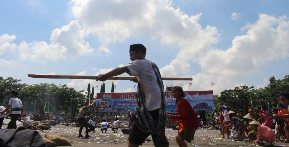 Drama kolosal pertempuran arek-arek Suroboyo di HUT ke-71 TNI.