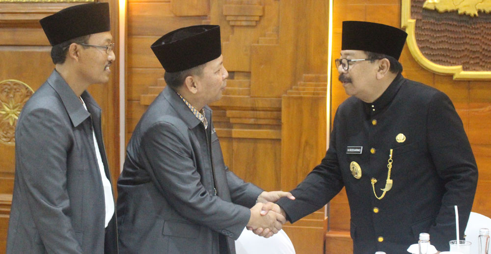 Gubernur Jawa Timur, Soekarwo (kanan) saat beramah. tamah dengan Ketua DPW LDII JATIM Drs. Ec. H.M. Amien Adhy (tengah) pada peringatan Hari Jadi ke-71 Provinsi Jawa Timur.