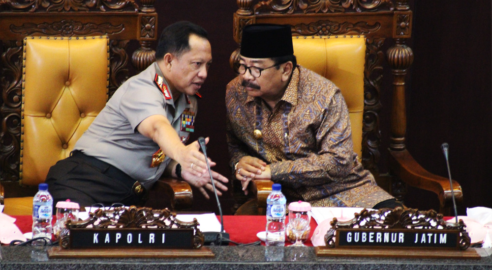 Kapolri Jenderal Tito Karnavian (kiri) berdiskusi dengan Gubernur Provinsi Jawa Timur Soekarwo pada dialog kebangsaan di Ruang Rapat Paripurna DPRD Provinsi Jawa Timur, Sabtu (19/11).