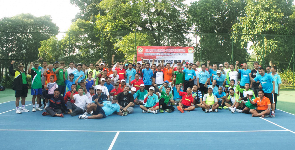 Foto bersama peserta Tenis LDII Jawa-Bali usai pertandingan, Sabtu (19/11).