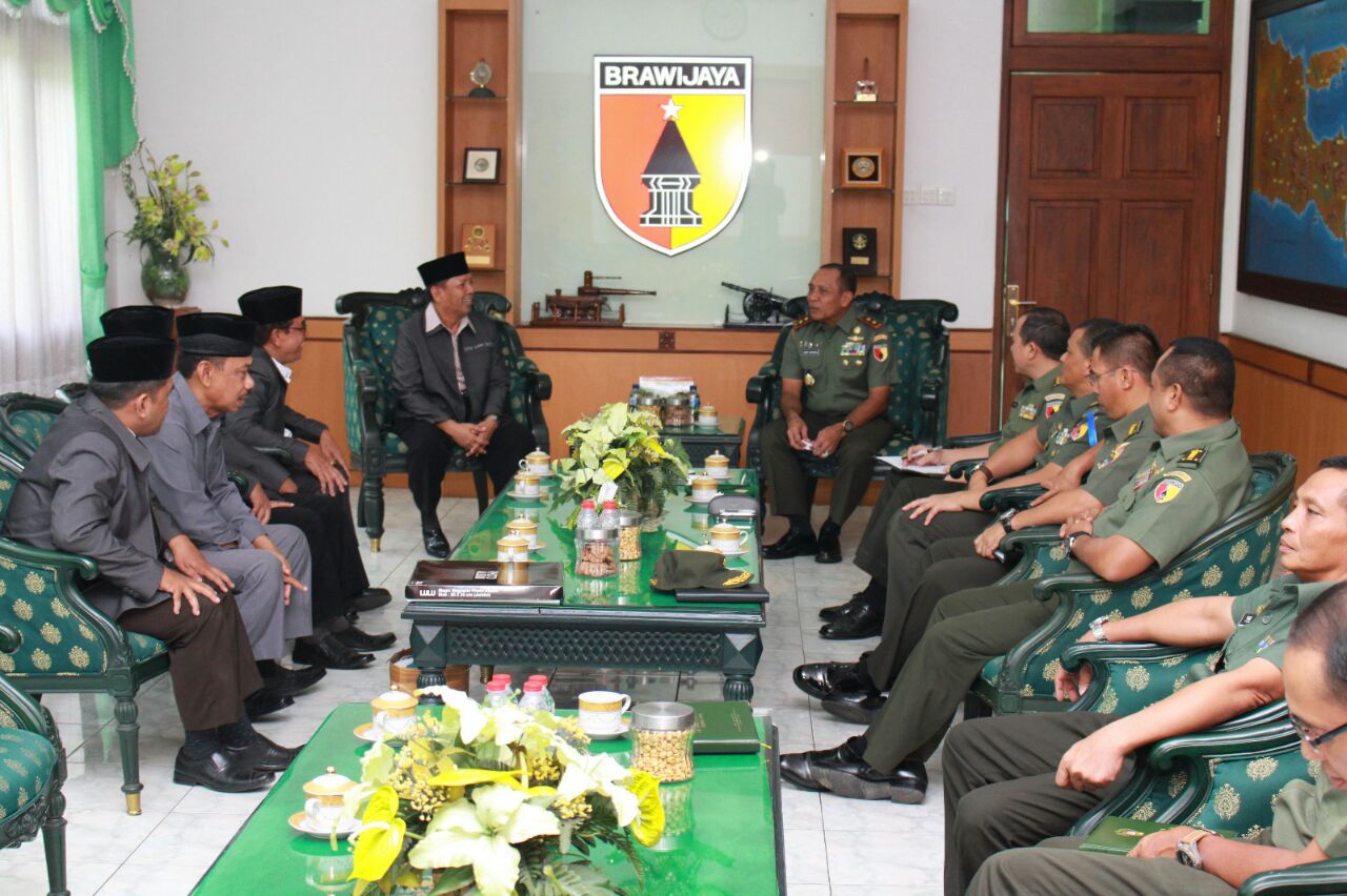 Pengurus DPW LDII Provinsi Jawa Timur melakukan audiensi dengan Pangdam V Brawijaya Mayjen TNI I Made Sukadana di Makodam V Brawijaya, Surabaya, Jumat (23/12).