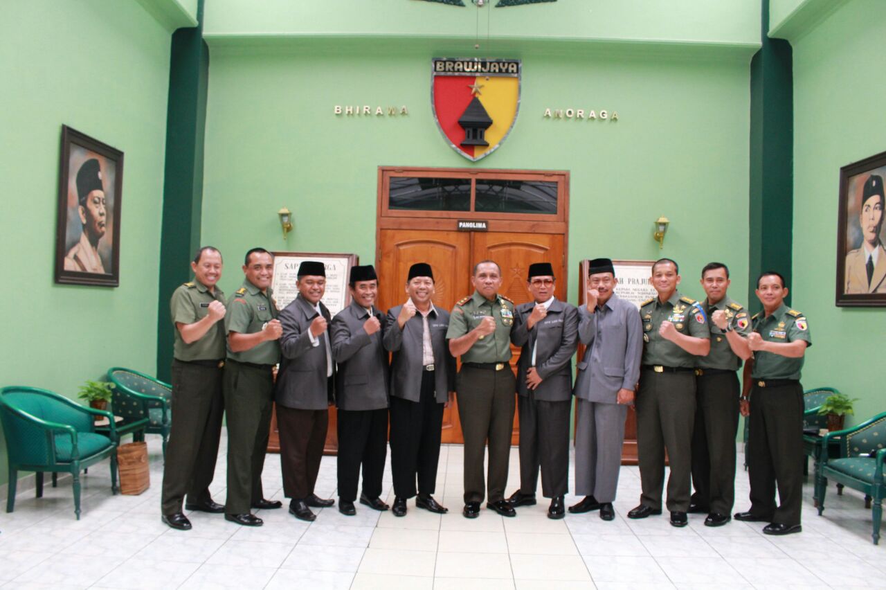 Pengurus DPW LDII Provinsi Jawa Timur bersama Pangdam V Brawijaya Mayjen TNI I Made Sukadana dan jajarannya.