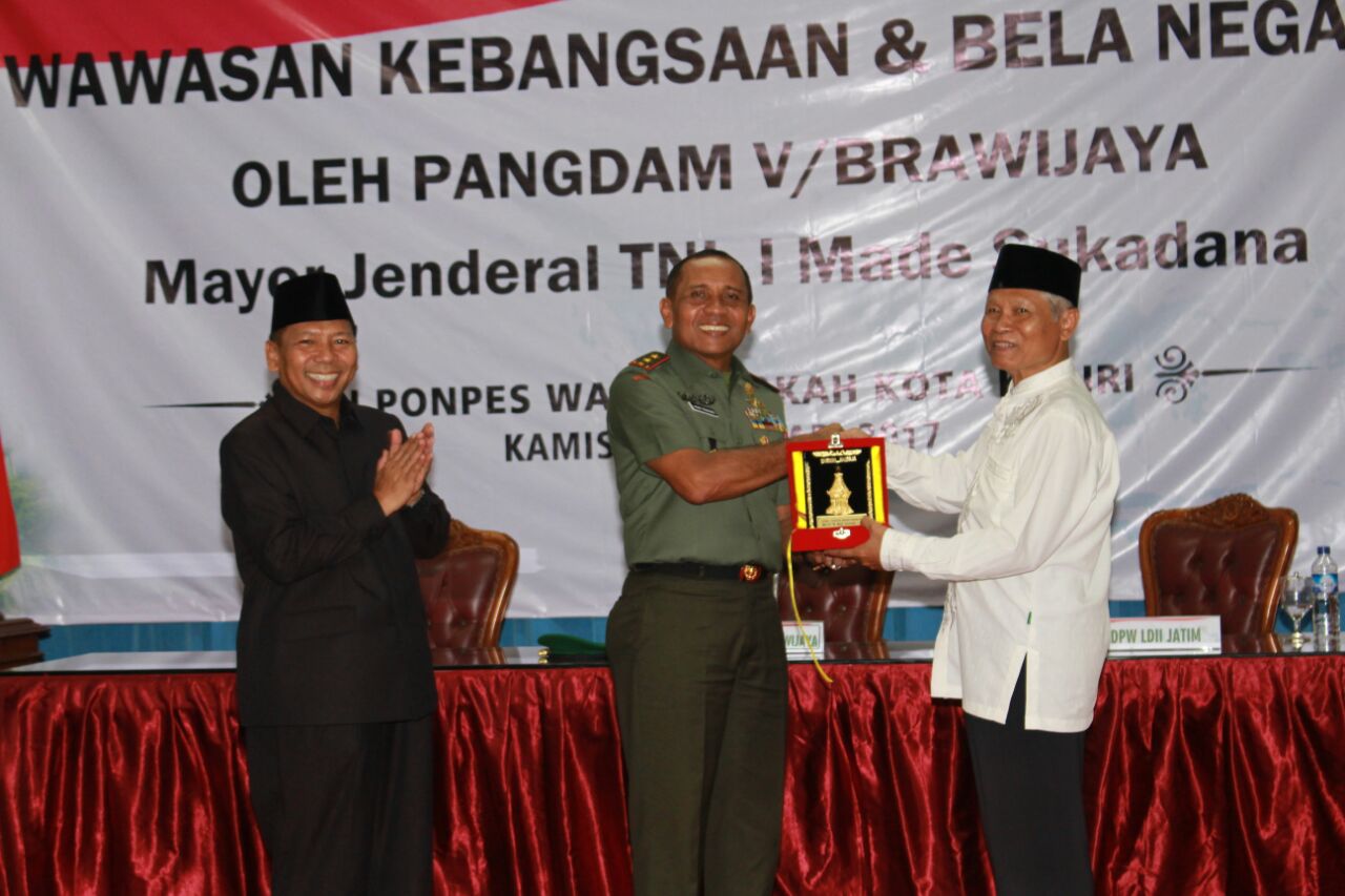 Pangdam V/Brawijaya, Mayjen TNI I Made Sukadana menyerahkan cenderamata kepada Ketua Ponpes Wali Barokah, Drs. KH. Sunarto, MSi usai memberikan materi ttg Wawasan Kebangsaan dan Bela Negara di Ponpes Wali Barokah.
