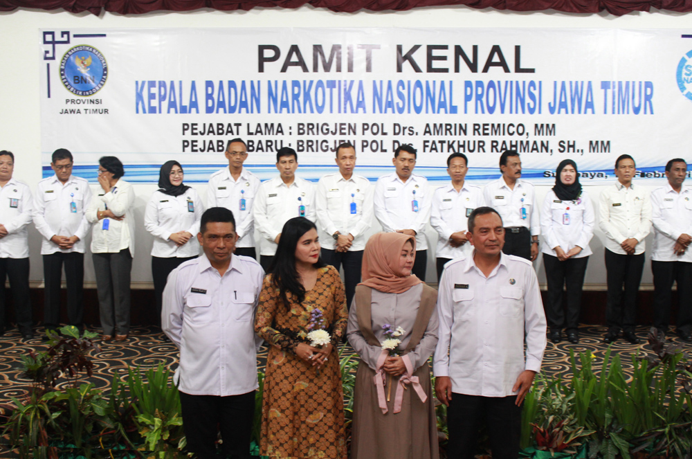 Brigjen Pol Amrin Remico (kiri) dan Brigjen Pol Fatkhur Rahman di acara pamit kenal Kepala Badan Narkotika Provinsi (BNNP) Jawa Timur, Selasa (14/2).