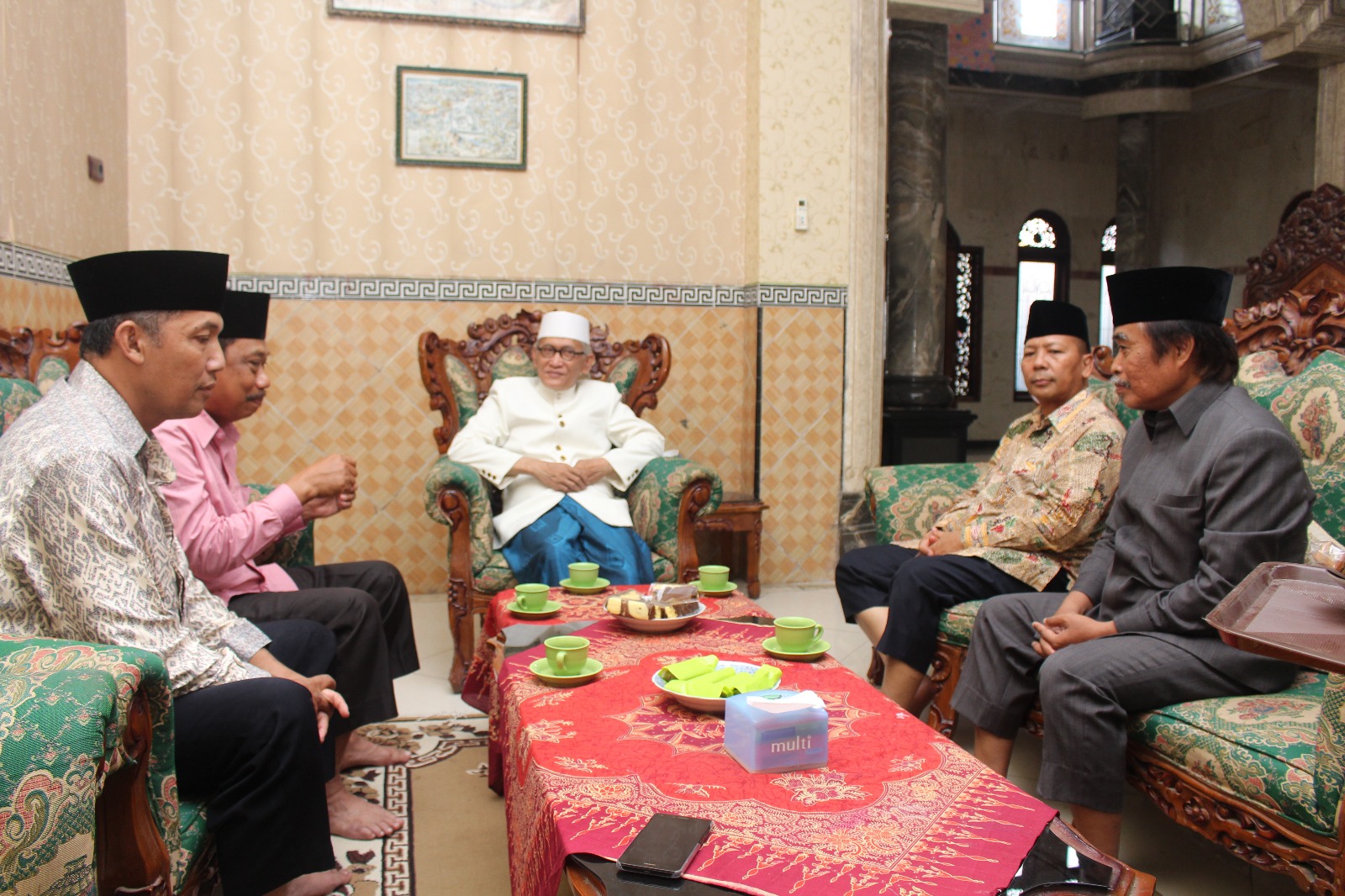 Pengurus DPW LDII Provinsi Jawa Timur silaturahim ke Wakil Rais Aam PBNU KH. Miftakhul Akhyar di kediamannya, Komplek Ponpes Miftahul Jannah, Kedung Tarukan, Surabaya, Rabu (19/4).