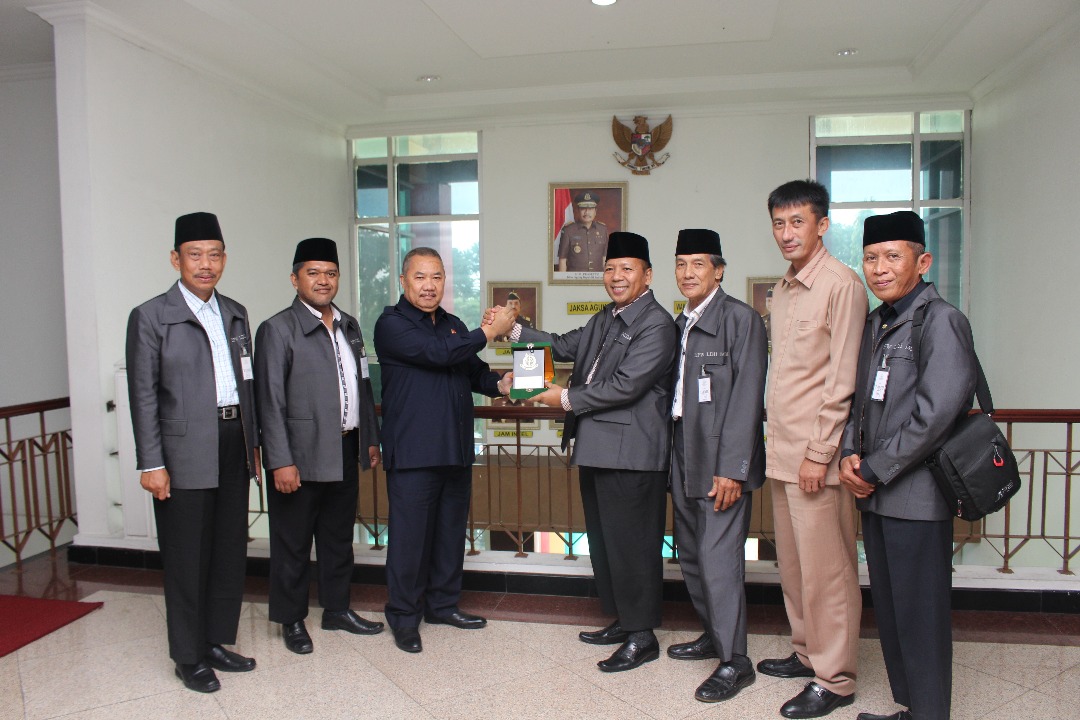 Kajati Jawa Timur Maruli Hutagalung memberikan cinderamata kepada Pengurus DPW LDII Jawa Timur.