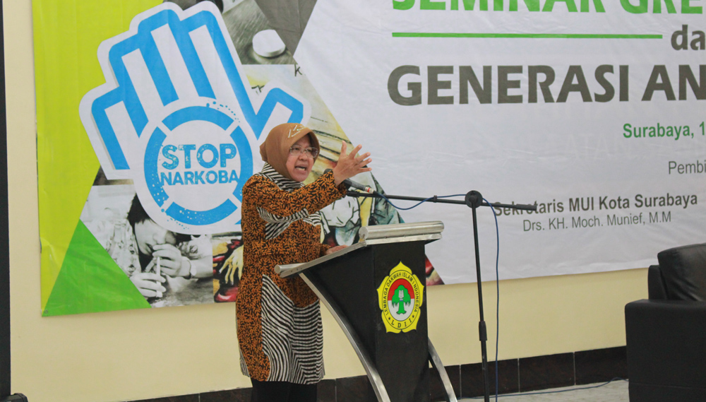Wali Kota Surabaya Tri Rismaharini memberikan sambutan pada Seminar Green Dakwah dan Generasi Anti Narkoba di Aula Ponpes Sabilurrosyidin, Surabaya, Kamis (11/5).
