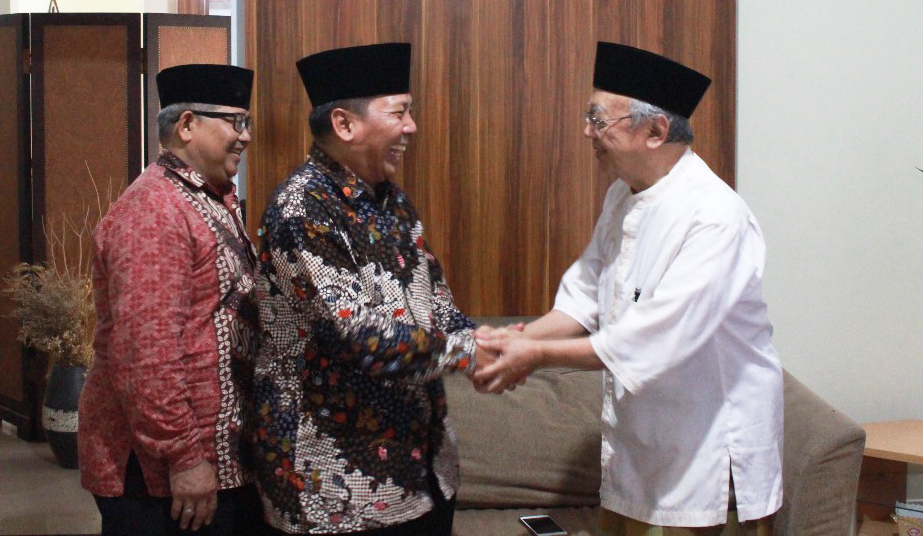 Pengurus beserta Dewan Penasehat DPW LDII Provinsi Jawa Timur melakukan silaturahim ke Pengasuh Pondok Pesantren Tebuireng Dr. Ir. H. Salahuddin Wahid atau biasa dipanggil Gus Sholah, Jombang, Selasa (24/7).
