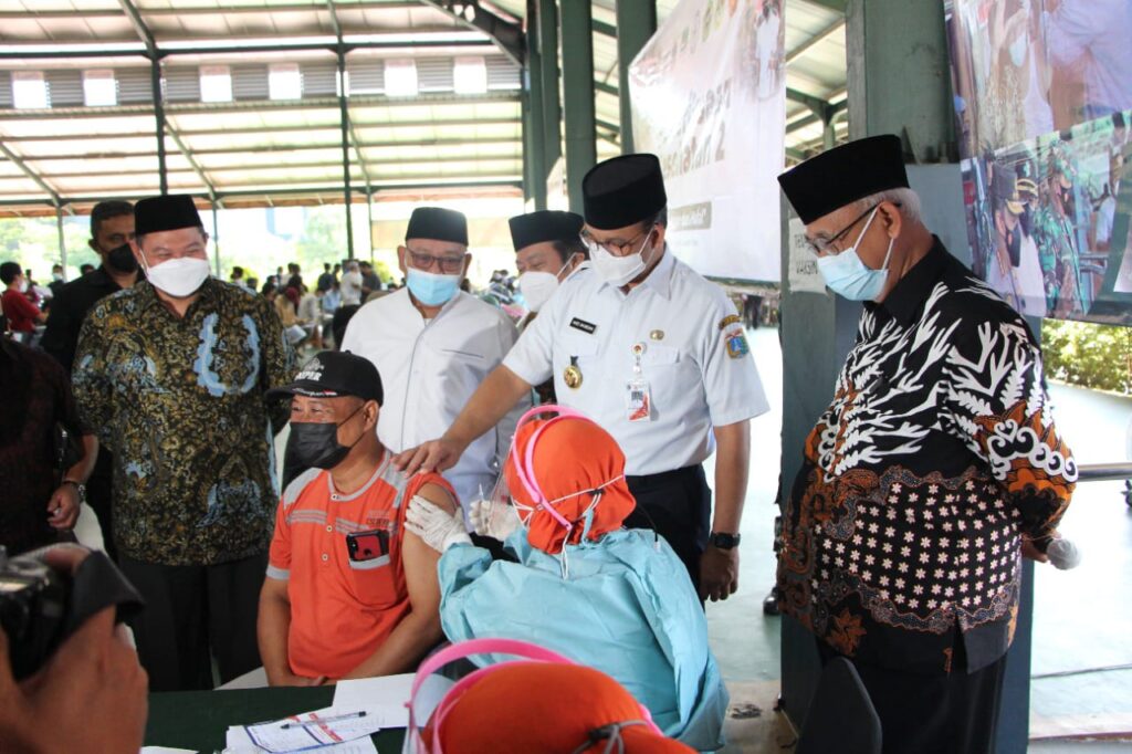 Gubernur Anies mengapresiasi penyelenggaraan vaksinasi massal. Menurutnya, lokasinya sangat sesuai dengan kebutuhan penyelenggaraan vaksinasi. Dok: Lines.