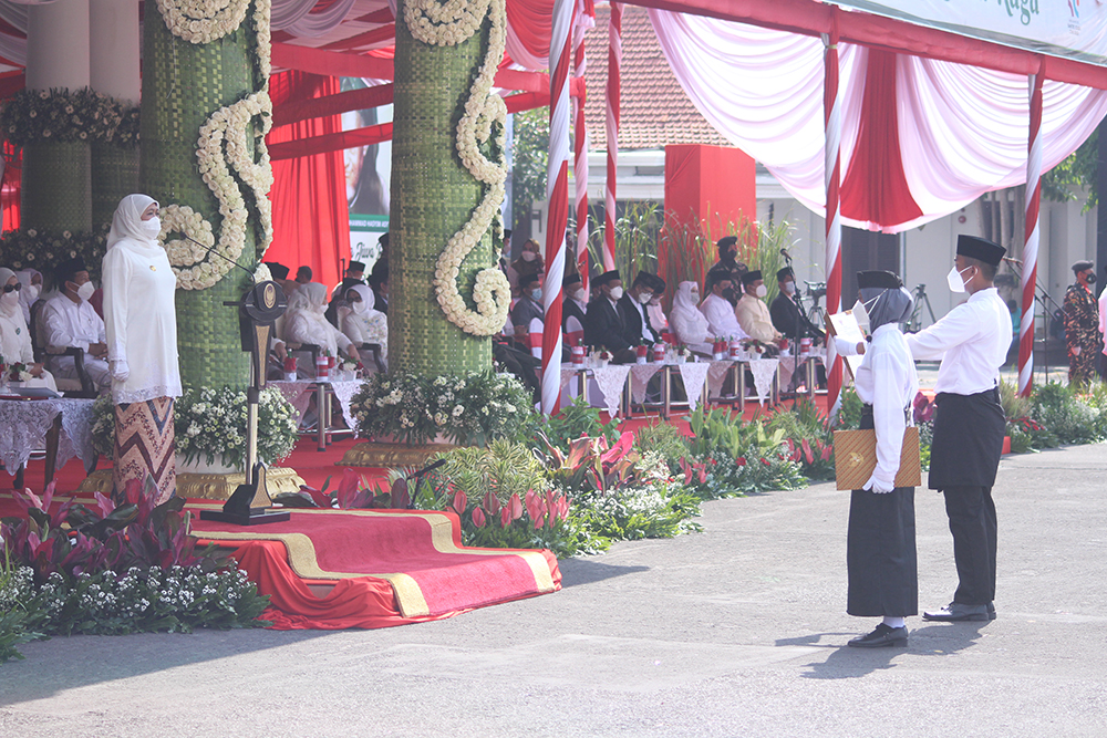 Pengalaman Pertama Para Santri Jadi Petugas Upacara di Grahadi