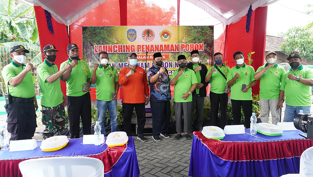 Plt Bupati Nganjuk Marhaen Djumadi (tengah) bersama Ketua DPW LDII Jawa Timur dan pengurus DPD LDII Nganjuk melaunching penanaman 10.000 pohon.