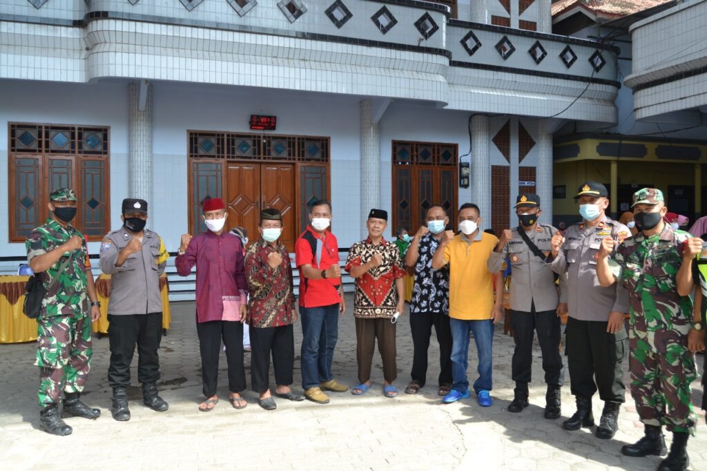 Pengurus Ponpes Nurul Azizah Balongjeruk Foto Bersama Forkopimcam
