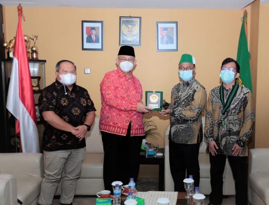 Ketua Umum DPP LDII KH Chriswanto Santoso didampingi Sekretaris Umum Doddy T. Wijaya menyerahkan cinderamata pada Direktur Umum LDMI PB HMI Muhammad Mulyono. Dok. Lines.