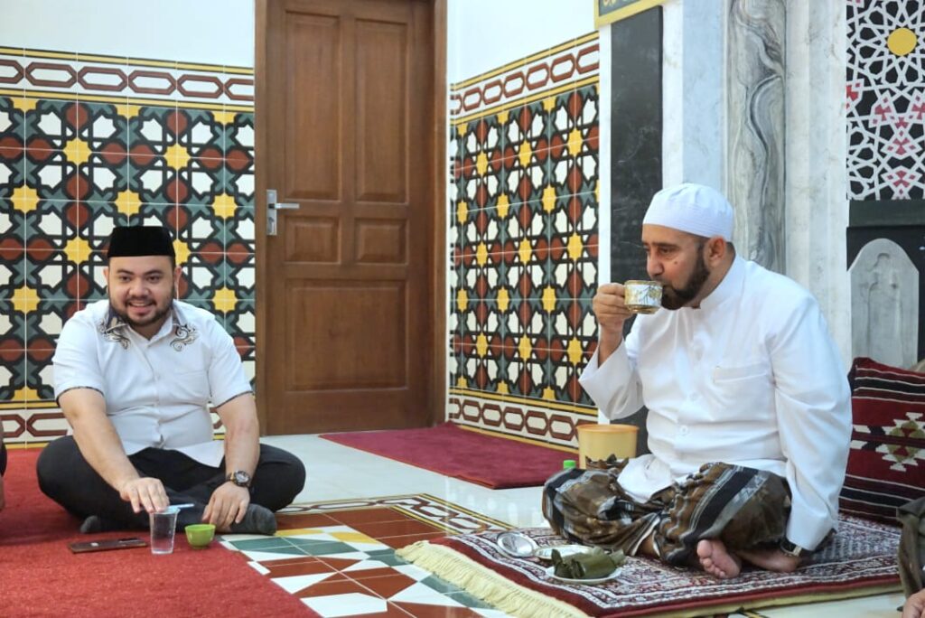 Dalam rangka Menjaga ukhuwah Islamiyah, Ketua DPD LDII Surakarta Muhammad Zein (kiri) silaturahim ke Habib Syech Abdul Qodir Assegaf. Dok: Lines.