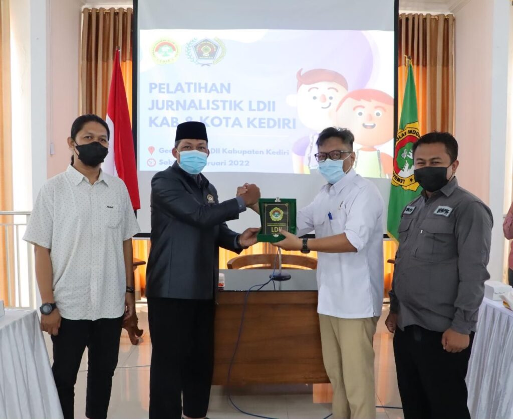 Ketua DPD LDII Kota Kediri Agung Riyanto (dua dari kiri) menyerahkan cinderamata pada Ketua PWI Kediri Bambang Iswahyoedi. Dok. Lines Kediri.