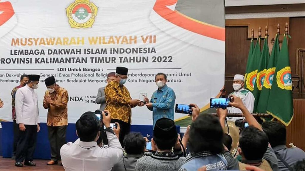 Ketua Umum LDII KH. Chriswanto Santoso menyerahkan cinderamata kepada Wagub Kaltim Hadi Mulyadi. Dok: Lines Kaltim.