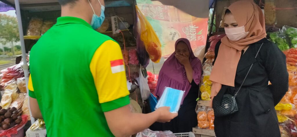 Pemuda LDII Tabanan bagikan masker medis.