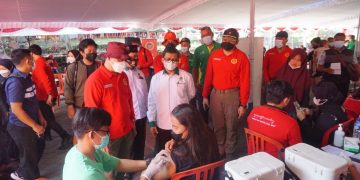 Kepala Binda Bali, Brigjen Pol Hadi Purnomo, tinjau pelaksanaan vaksinasi booter di Gedung DPW LDII Bali, 23 Maret 2022. Dok: Lines Bali.