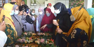 Bupati Banyuwangi Ipuk Fiestiandani mengunjungi sentra produsen jajanan Wanita LDII, 30 Maret 2022. Dok; Kontributor KIM Banyuwangi.