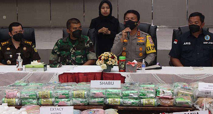 Kapolda Jawa Timur Irjen Pol Nico Afinta saat press release pemusnahan barang bukti narkoba dan miras di Mapolda Jatim, 31 Maret 2022. Dok: Lines Jatim.