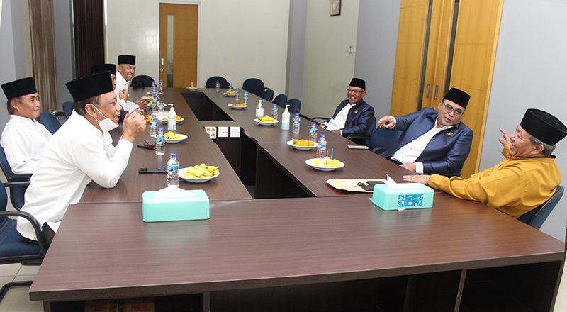 Ketua MUI Jawa Timur KH Ahsanul Haq (kanan) saat di Kantor DPW LDII Jawa Timur. Dok: Lines Jatim.