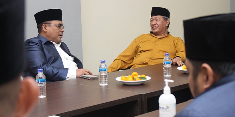 Ketua MUI Jawa Timur KH Ahsanul Haq (kanan) berdiskusi dengan Ketua DPW LDII Jawa Timur KH Moch Amrodji Konawi, 21 Maret 2022. Dok: Lines Jatim.