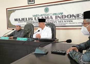 Ketua Umum DPP LDII KH Chriswanto Santoso (tengah) berdiskusi dengan Ketua Umum MUI Kalimantan Selatan (Kalsel) KH Husin Naparin, LC, MA, (kiri) di Kantor MUI Kalsel, Banjarmasin, 19 Maret 2022. Dok: KIM Kalsel.