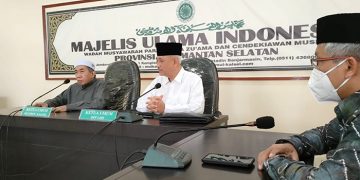 Ketua Umum DPP LDII KH Chriswanto Santoso (tengah) berdiskusi dengan Ketua Umum MUI Kalimantan Selatan (Kalsel) KH Husin Naparin, LC, MA, (kiri) di Kantor MUI Kalsel, Banjarmasin, 19 Maret 2022. Dok: KIM Kalsel.