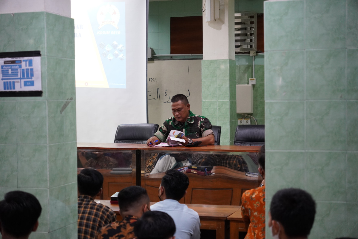 Kapten Inf. Joni Winarno dari Kodim 0810 Nganjuk, menegaskan di hadapan para santri, perang saat ini telah berkembang menjadi perang modern. Dok: Ponpes Al Ubaidah.