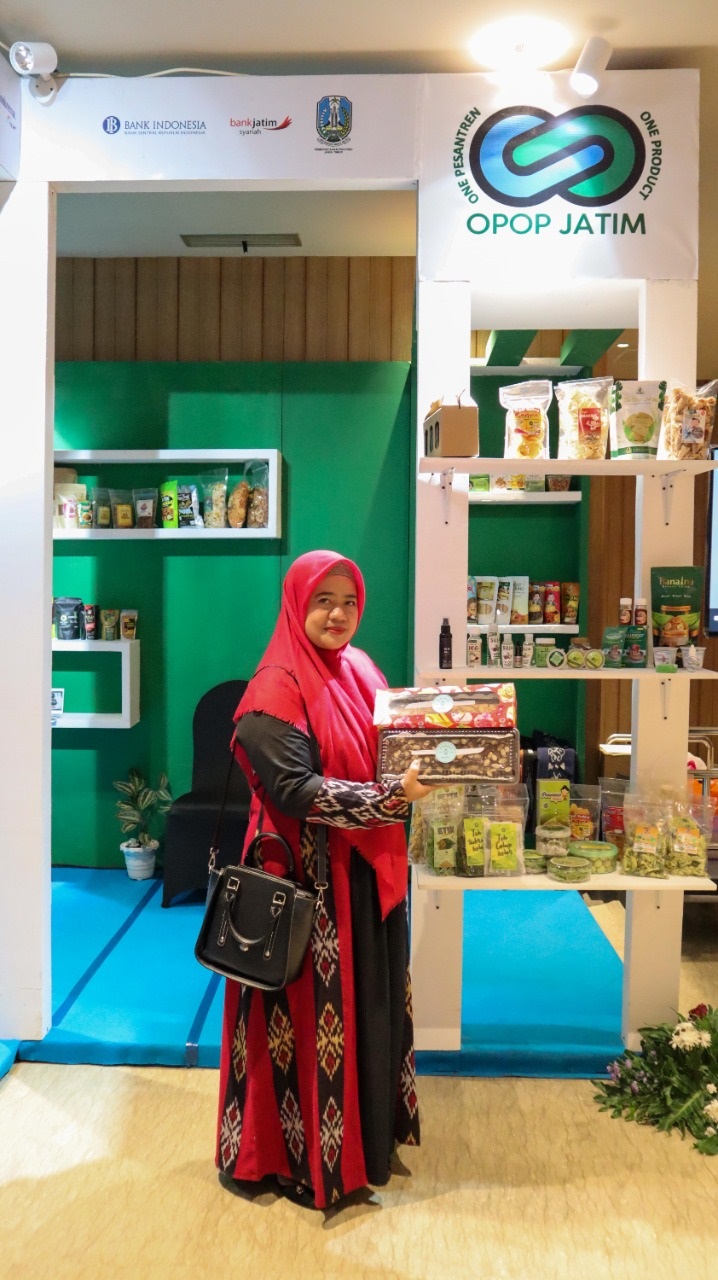 Pitri Widayati di depan stand OPOP Jatim. Dok: Ponpes Wali Barokah.