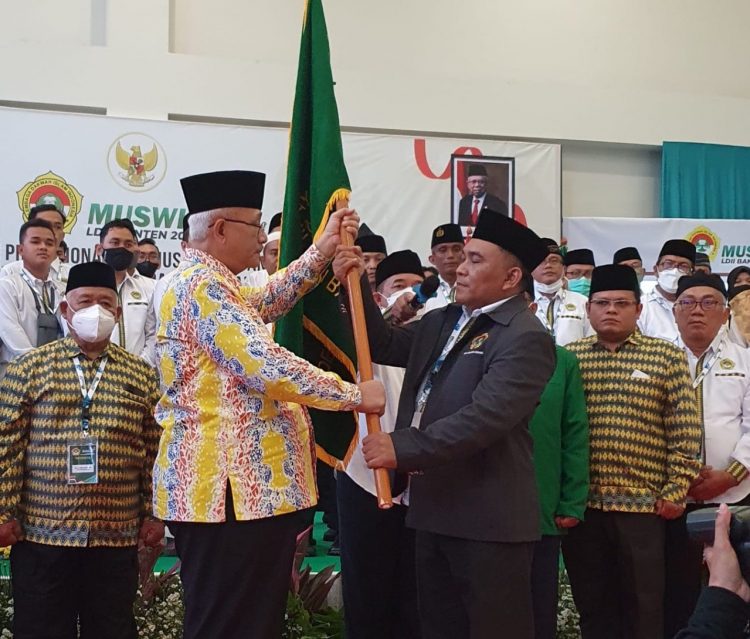 Serah terima Panji LDII dari Ketua Umum DPP LDII pada Ketua DPW LDII Banten masa bakti 2022-2027. Dok: Istimewa..