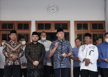 Wakil Ketua MPR RI Zulkifli Hasan (tengah) berkunjung ke Ponpes Budi Utomo Solo, 28 Maret 2022. Dok: Kontributor KIM Solo.