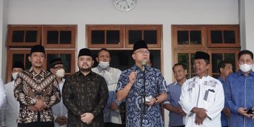 Wakil Ketua MPR RI Zulkifli Hasan (tengah) berkunjung ke Ponpes Budi Utomo Solo, 28 Maret 2022. Dok: Kontributor KIM Solo.