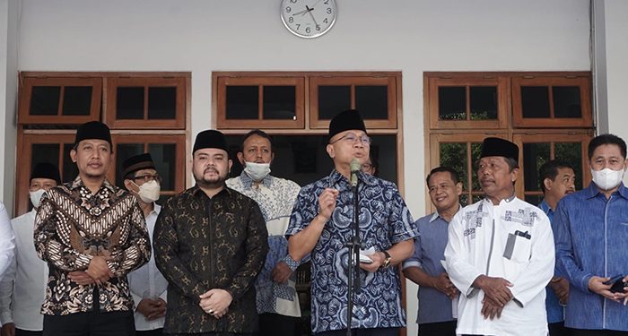 Wakil Ketua MPR RI Zulkifli Hasan (tengah) berkunjung ke Ponpes Budi Utomo Solo, 28 Maret 2022. Dok: Kontributor KIM Solo.