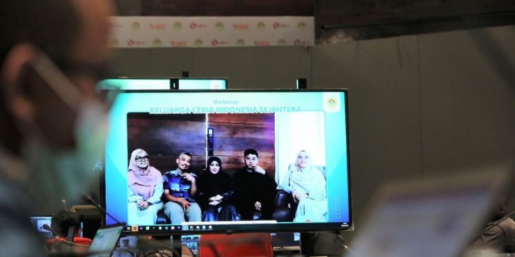 Webinar kerjasama antar departemen DPP LDII ini membahas tema Keluarga Ceria, Indonesia Sejahtera. Dok: LINES.