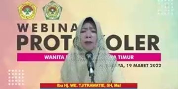 Wakil Direktur RSIA Annisa Medika Husada Mojoagung, Kabupaten Jombang, WE Tjitrawatie, memberikan pembekalan protokoler pada pengurus Wanita LDII Jawa Timur, 19 Maret 2022. Dok: Lines Jatim.